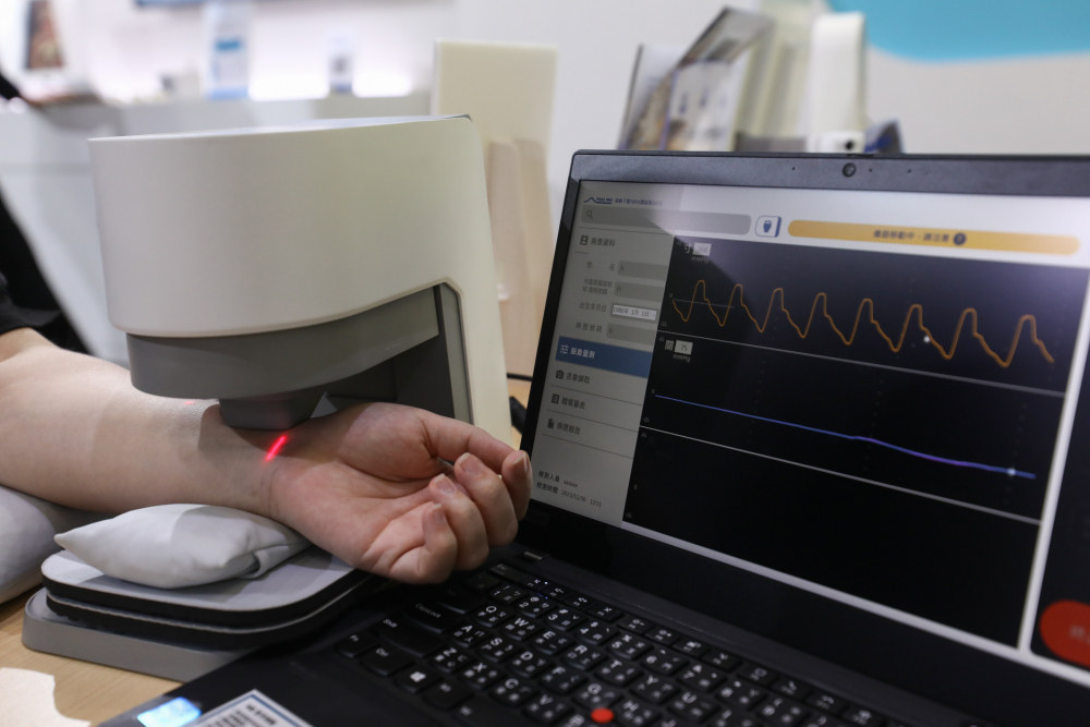 尊龙耘康脈象檢測系統透過電腦精準控制升降系統，還原中醫師三指把脈過程的舉、按、尋手法，將脈象感受轉化成數據，未來可結合大數據分析，實現智慧醫療及準確性